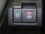電動パーキングブレーキ&オートブレーキホールド機能付。「HOLD」スイッチを押しシステムONの状態にしておくことで信号待ちでブレーキを踏んで停車時ブレーキペダルから足を離してもブレーキを保持。楽です。