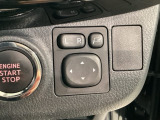 狭い駐車場で便利な電動格納ドアミラーが付いています。