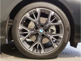 【BMWアロイホイル】軽量かつ強度に拘ったアロイホイル。走行性能ポテンシャルを引き出す設計。車の足元を引き締めてくれる大きなポイントはアロイホイルです。