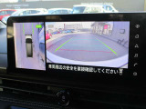 自車を真上から見下ろすように映し出すので周囲の状況が分かるアラウンドビューモニター搭載。フロントカメラとしても使用できます。車庫入れなど苦手な人の頼りになる助っ人です。