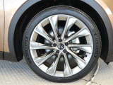 スポーティな印象を与える純正ホイールです。どこまでも走っていきたくなるようなデザインですね♪