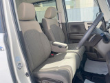運転席まわりには十分なスペースがあり、大柄な方でもゆったり運転していただける環境です。
