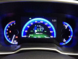 とっても見やすいメーターです。夜間時はラグジュアリーな気分にさせてくれる照明が魅力ですので、夜のドライブも楽しみになりますよ♪