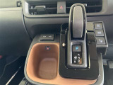 シフトレバーは御覧の通りです。スマートフォン等を充電するUSB端子も装備されています。
