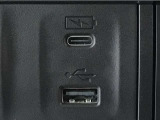 【USBポート】USBポートも装備されています、スマートフォンの充電やオーディオに連携も可能です、今や欠かせない装備の一つです!