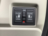 左右両側パワースライドドアが付いています。ワンタッチで簡単にお子様でも、お年寄りの方でも、開閉できますからとても便利です。キーレスや車内スイッチでも自動でドアの開閉ができます。