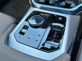 【シフト】スポーティーさを極めたなめらかなシフトチェンジが可能で、快適なクルージングからダイナミックな走りまで、さまざまな運転スタイルに適応いたします。