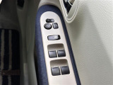 【電動格納ミラー】運転席のスイッチで、ドアミラーの開閉や角度の調整ができます。
