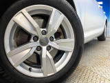 ●純正16インチアルミホイール:輸入車ならではの卓越した走りを支えるホイールと足回りです!日本車の走りに慣れている方にもぜひ体感して頂きたいほど、高いレベルでまとまっています!