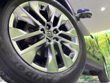 【純正19インチアルミホイール】外観にマッチした純正アルミホイールを装着しております。各種社外アルミホイールや、スタッドレスタイヤも取扱いしております。是非ご相談ください♪