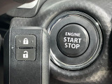 【キーレススタートシステム】カバンやポケットに入れたままでもドアの施錠・解錠が可能なスマートキーを装備。エンジンのオン・オフ時もカギを取り出す必要が無いからとっても便利です♪