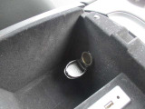 前席アームレスト内にもパワーアウトレットを装備しています