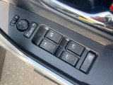 【電動格納ミラー】サイドミラーは電動格納式となっており、狭い駐車場でもキズがつくリスクを抑えられます。