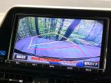 【バックカメラ】駐車時に後方がリアルタイム映像で確認できます。大型商業施設や立体駐車場での駐車時や、夜間のバック時に大活躍!運転スキルに関わらず、今や必須となった装備のひとつです!