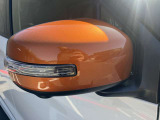 対向車から見やすいウィンカー付きドアミラー。
