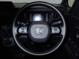 ハンドル左側にはオーディオ操作が出来るオーディオリモートコントロールスイッチ、右側にはHonda SENSINGとオートクルーズコントロールのスイッチを装備!
