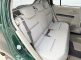 後部座席も気になるようなキズ・汚れやへたり等、大きなダメージはなく、良好な状態です。