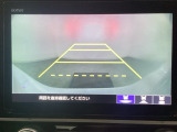 バックでの車庫入れも安心です! リアカメラが付いているバックモニター付のナビを装備しております。操作線もついており距離感も画面から確認できます。