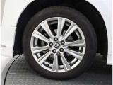 かっこいいホイールですね。 車のイメージを大きく左右するホイール部分はコダワリを持ちたいですね。
