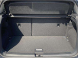 ラゲージルームは十分な広さです。床板の位置も2段階で調整可能で、大きな荷物のときも安心です。