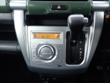 シフトとエアコンです。オートエアコン装備。温度設定が出来て、室内快適ですよ。