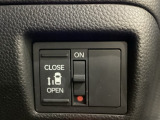左側電動スライドドアは運転席からでも操作ができるように、ハンドル付近に開閉の操作スイッチが付いています。