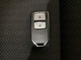 スマートキーを装備しています。鍵を差し込むことなくドアロックの開け閉めと、スタートボタン操作でのエンジンスタートができます。