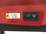 【パワーバックドア】スイッチひとつでバックドアを自動開閉。操作はスマートキー、運転席側インパネスイッチ部、バックドア下端部の各スイッチで行えます。