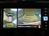 パノラミックビューモニター付きです。車両を上から見たような映像をモニター画面に表示。運転席からの目視では見にくい、車両周辺の状況をリアルタイムでしっかり確認できます。