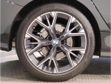 【BMWアロイホイル】軽量かつ強度に拘ったアロイホイル。走行性能ポテンシャルを引き出す設計。車の足元を引き締めてくれる大きなポイントはアロイホイルです。