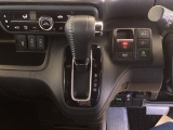 シフトはインパネシフト、パーキングブレーキは電子制御となっています。
