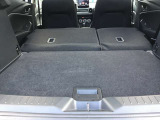 後部座席を倒す事でトランクスペースの広さにアレンジ可能♪