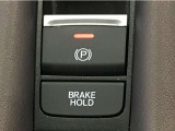 指先の操作でパーキングブレーキの「作動と解除」が行うことができる装備。ブレーキペダルから足を離しても停止し続けてくれるオートブレーキホールド機能。信号待ちなどの際には便利。ECO運転で低燃費走行♪