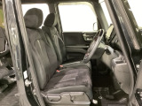女性でも運転がしやすいように、シートの高さ調整機能(シートリフター)がついています。運転席と助手席の間が空いている為、助手席側への移動がスムーズです。交通量の多い道でも助手席側から乗り降りができます。