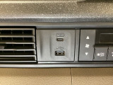 エアコン操作パネルの左側に、スマートフォンなどの充電可能なUSB端子と、音源などの外部入力の可能なUSB端子がついています。移動中に充電もできるので便利です。