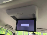 【後席モニター】家族や友人とお出かけする機会が多い方に大人気の後席モニターを装備!見やすい位置に画面がありテレビやDVDの視聴も快適!友達もお子様も、後席にしか乗らなくなるかも??