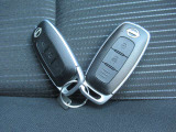 『インテリジェントキー』ですのでポケットやかばんに入れたままでもドアに付いているボタンを押してキーの開閉が出来ます♪♪ エンジンスタートもワンプッシュorひと捻り♪♪