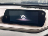 【8.8インチマツダコネクト】車内の雰囲気にマッチした大型のディスプレイ。スマホ接続でのナビ使用やBluetooth再生等、様々な機能が楽しめます。直感的なダイヤル操作が可能で、使い勝手も良好です。