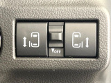 【両側パワースライドドア】スマートキーや運転席のスイッチで後席両側スライドドアの開閉が可能♪電動だから力を入れてドアを開ける必要が無く、小さなお子様でも簡単に開け閉めでき快適です♪