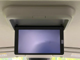 【フリップダウンモニター】大画面モニターで後席でもエンタメをお楽しみいただけます。小さなお子様にも大人気の装備です♪