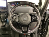 ハンドルにHondaセンシング系のクルーズコントロールやレーンキープアシストなどのスイッチと、オーディオの操作スイッチが装備されています。ハンドルから手を離さず安全に操作できます。