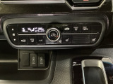 セレクトレバーの左上にプラズマクラスター付き・オートエアコンがついてますので簡単操作で快適に過ごせます。シートヒータースイッチ内蔵で前席の左右別々に2段階で温度設定ができます。