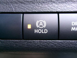 信号待ちの間などの停止中にブレーキペダルから足を離しても、そのまま停止し続けてくれるのが、「オートブレーキホールド機能」