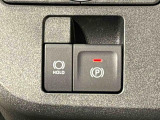 指先だけで簡単に操作が可能な電動パーキングブレーキを採用。「HOLD」スイッチを押すと、渋滞や信号待ちなどでブレーキペダルから足を離しても、ブレーキを保持するので安心です