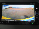 【リアカメラ】リバースに入れるだけで後方の映像が映ります。安全確認や、狭い駐車場での車庫入れ、雨の日や夜間など視界の悪い時に便利です。安全にバックする為には欠かせない装備です。
