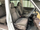 乗降がしやすい運転席。高さが調節できて小柄な方でも運転しやすいポジションをとることができます。