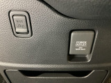 アクセサリーソケットはUSBのアダプターなどをつければ、スマホの充電にも使えます。周辺には物が置けるボックスがついています。