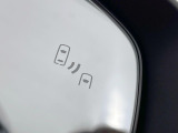【ブラインドスポットモニター】走行中、ドアミラーの死角になりやすい箇所に後続車が接近するとサイドミラーのレンズに警告を表示!ドライバーに注意喚起をしてくれます。
