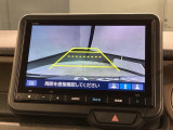 リバースギアに入れるだけで後方の表示へ切り替わります。夜間や雨の日の駐車も楽になりますよ。