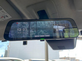 【デジタルインナーミラー】後席の大きな荷物や同乗者で後方が確認しづらい時でも安心!カメラが撮影した車両後方の映像をルームミラー内に表示。クリアな視界で状況の確認が可能です!